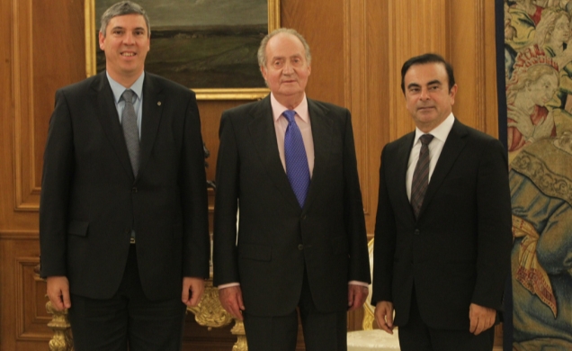 Su Majestad el Rey con el Sr. Carlos Ghosn, presidente y consejero delegado de Renault-Nissan Alliance y el Sr. José Vicente de los Mozos, presidente-
